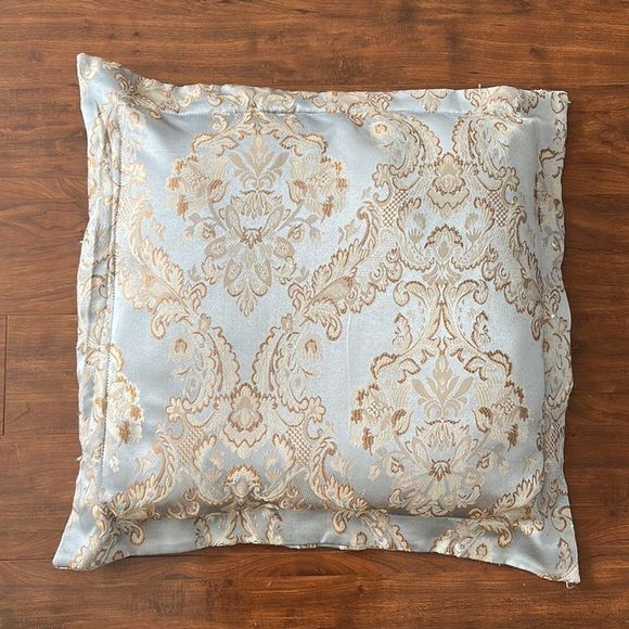 ⭐️3/$15 set of pillows - Picture 2 of 5